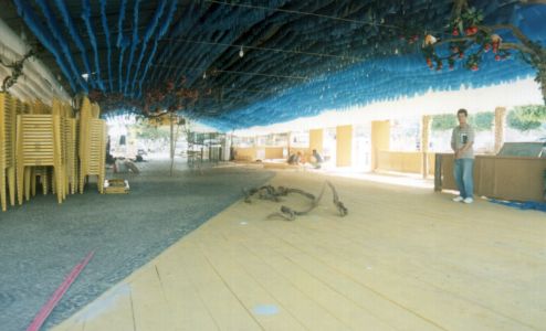 Levando bebida p/ o leil�o de gado