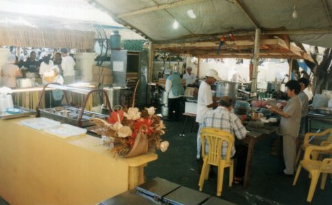 Levando bebida p/ o leil�o de gado