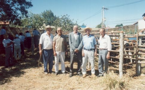 Levando bebida p/ o leil�o de gado