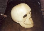 Cranio entalhado na madeira